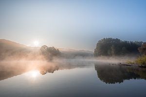 Rayons de soleil et brume montante au lever du soleil