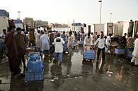 Vissers verkopen verse vis op de dagelijkse vismarkt in Ras al Khaimah in de buurt van Dubai van Tjeerd Kruse thumbnail