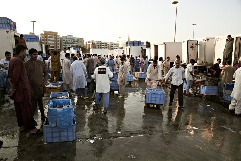 Vissers verkopen verse vis op de dagelijkse vismarkt in Ras al Khaimah in de buurt van Dubai van Tjeerd Kruse
