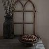 Ländliches Stilleben mit Stallfenster, Weidenkätzchen und Tablett mit Walnüssen von Mayra Fotografie