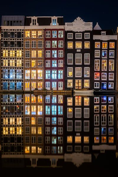 Damrak Amsterdam la nuit par Thea.Photo
