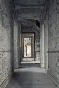 Lieux abandonnés | Corridor / Couloir dans une villa urbex sur Steven Dijkshoorn