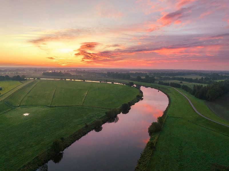 Zonsopgang van de Vecht van bovenaf gezien tijdens de herfst in Overijssel, van Sjoerd van der Wal Fotografie