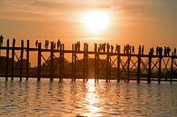 Mensen wandelen op de U Bein brug bij zonsondergang in Mandalay Myanmar von Eye on You Miniaturansicht