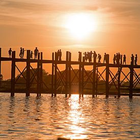 Mensen wandelen op de U Bein brug bij zonsondergang in Mandalay Myanmar van Eye on You