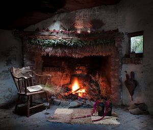 Kamin mit Schaukelstuhl und Gräsern. von Marion Lemmen