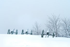 Minimalistische Winterberglandschaft mit historischen Kanonen von Milcho Milev