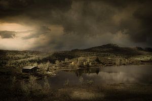 Malerische Landschaft in Norwegen mit bedrohlichen Regenwolken.