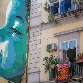 Cucù..Tetè van straatkunstenaar Diavù. Muurschildering in het historische centrum van Napels, Italië van Jan Fritz