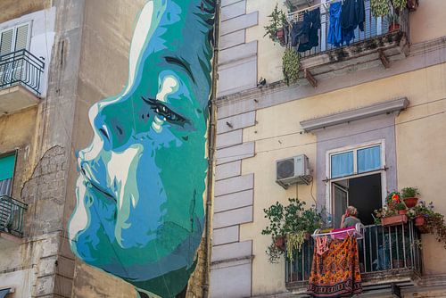 Cucù..Tetè van straatkunstenaar Diavù. Muurschildering in het historische centrum van Napels, Italië van Jan Fritz