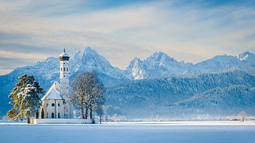 Kerkje in Beieren in de winter van Michael Abid