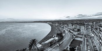 Nice avec la Promenade des Anglais le soir - monochrome