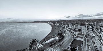 Nice met de Promenade des Anglais in de avond - monochroom van Werner Dieterich