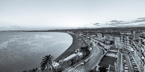 Nice met de Promenade des Anglais in de avond - monochroom