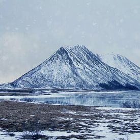 Verschneiter Berg in Norwegen von Anam Nàdar