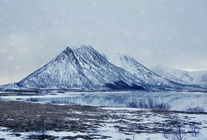 Verschneiter Berg in Norwegen von Anam Nàdar