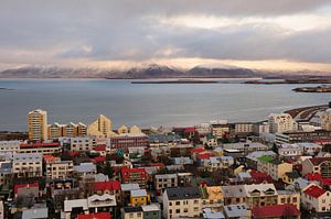Zicht over Reykjavik van Sjoerd Mouissie