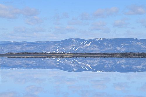 Reflectie op de Saint-Laurent rivier in de lente