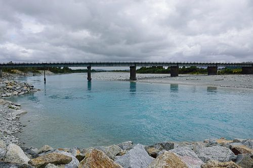 Blauw gletsjerwater onder de Whataroa-brug