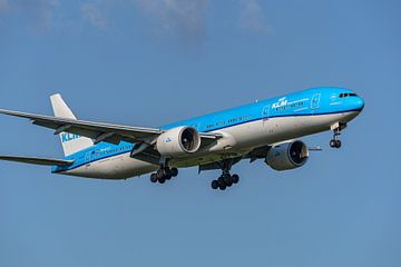 KLM Boeing 777-300 (PH-BVO) vlak voor landing.