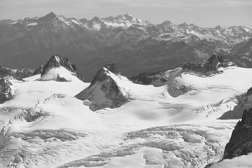 Gipfel, die aus Gletschern auftauchen, Mont-Blanc, monochrom von Luci Boreali