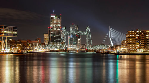 Maasbruggen van Rotterdam in de nacht