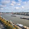 Uitzicht naar de Nieuwe Maas in Rotterdam van Sjoerd van der Hucht