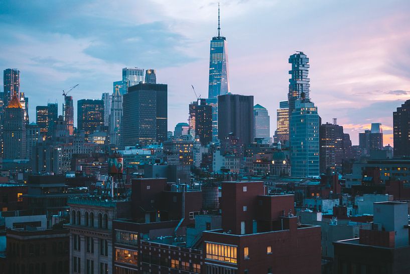 Roze blauwe zonsondergang over de Bowery en Empire state building in Manhattan, New York van Michiel Dros
