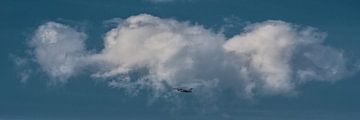 "Up in the sky" wolk met vliegtuig er onder sur Harrie Muis
