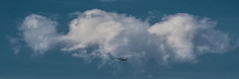 "Up in the sky" wolk met vliegtuig er onder van Harrie Muis