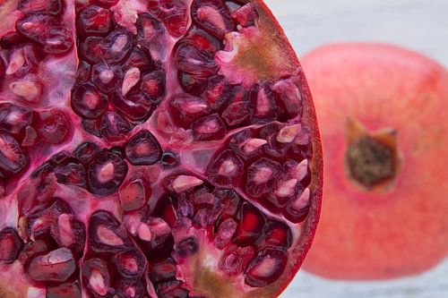 Een halve granaatappel ingezoomd