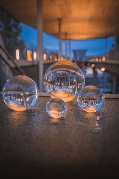 Glazen bollen op de stadsbrug