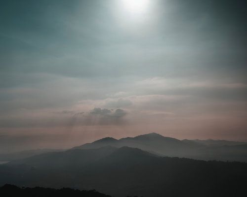 illuminates the mountains