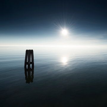 Sanftes Meer mit Duckdalbe im Sonnenaufgang an der Ostsee