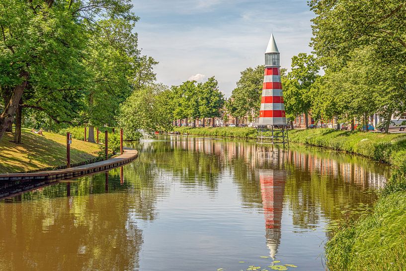Stadtbild der niederländischen Stadt Breda mit einem Leuchtturm von Ruud Morijn