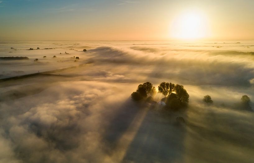 Huisje drijft op de mist van Jonathan Vandevoorde