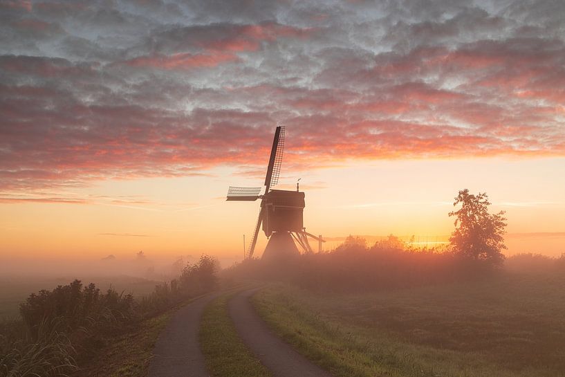 De broekmolen net voor zonsopkomst van Rob Saly