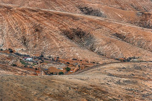 En enkele wit huis in een dal op het Canarische eiland Fuerteventura
