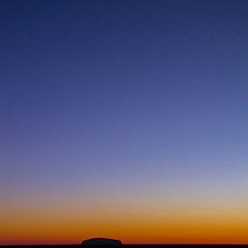 Lever de soleil à Uluru, ou Ayers Rock, en Australie sur Rietje Bulthuis
