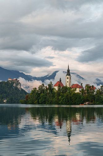 Kirche Mariä Himmelfahrt am Bleder See von Joost Potma