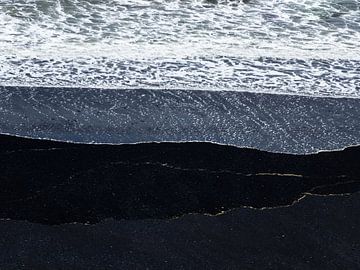 Golven op zwart strand van Daan Beuman