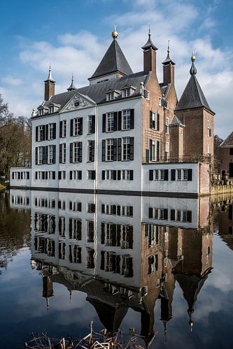 Kasteel Renswoude met een mooi blauwe lucht erboven