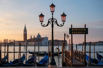 Gondolier in Venetië gaat aan het werk van Mike Peek