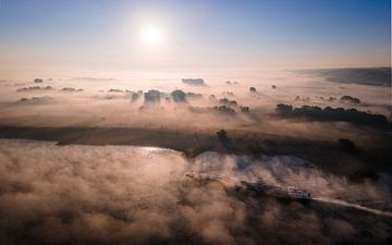 Niedrige Nebelbänke auf dem Ooijpolder von Luc van der Krabben