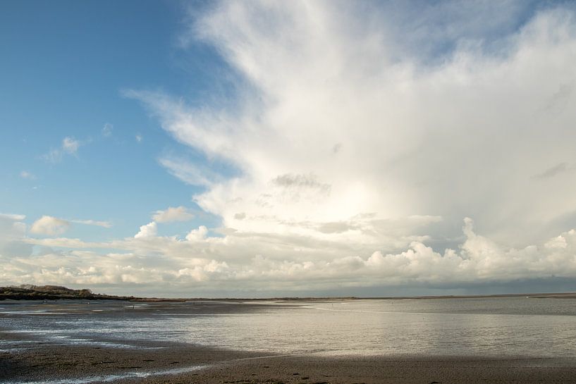 Indrukwekkende wolkenmassa boven zee. van Irene Lommers