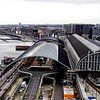 Zicht op Amsterdam Centraal Station en het IJ van Reinder Weidijk