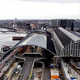 Zicht op Amsterdam Centraal Station en het IJ by Reinder Weidijk