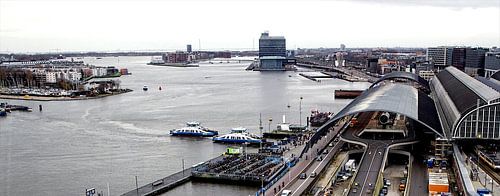 Zicht op Amsterdam Centraal Station en het IJ