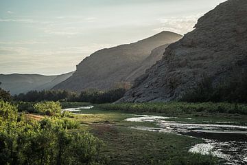 Rivierbedding bij zonsopgang in Namibië van Tobias van Krieken