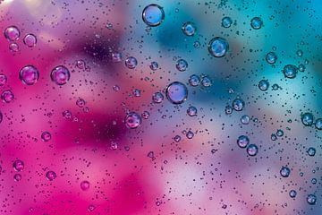 Abstracte macrofoto van oliebelletjes in water van ManfredFotos